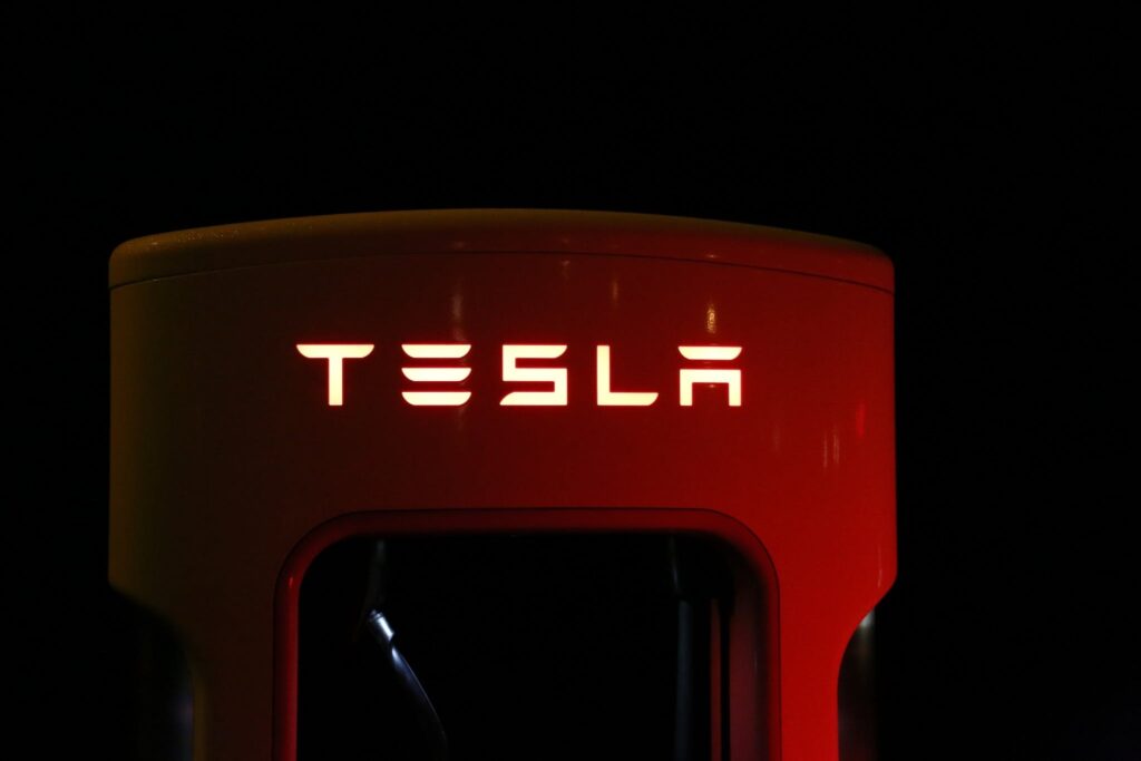 Logo på laderstander fra Tesla, et sted hvor du oplader dit EV-batteri på farten.