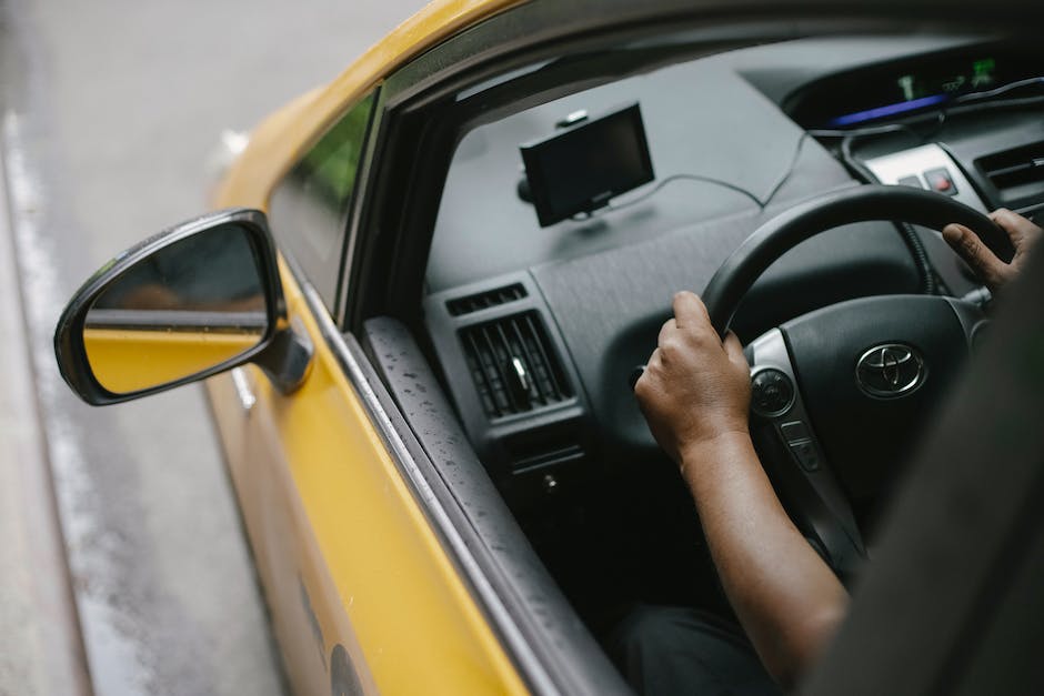 Illustration af en Tesla-bil med navigationskort og ruteanvisninger